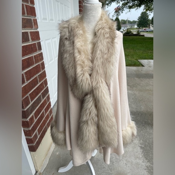 Dolce Cabo Faux Fur Cape Poncho L/XL - Picture 1 of 5